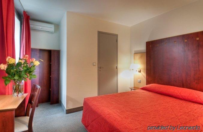 Hotel 10 Opera By Happyculture